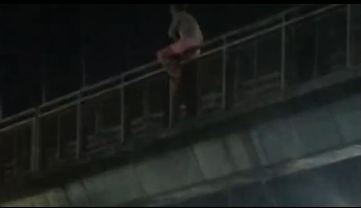 El operativo se desplegó en un puente peatonal en la localidad de Villa Fiorito, en Lomas de Zamora.