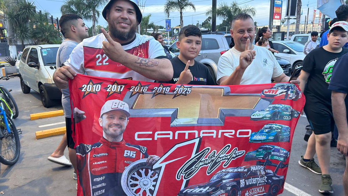 Tras saludar al público y compartir algunos minutos con los hinchas, Canapino encabezó una caravana que partió desde el shopping central de Canning.