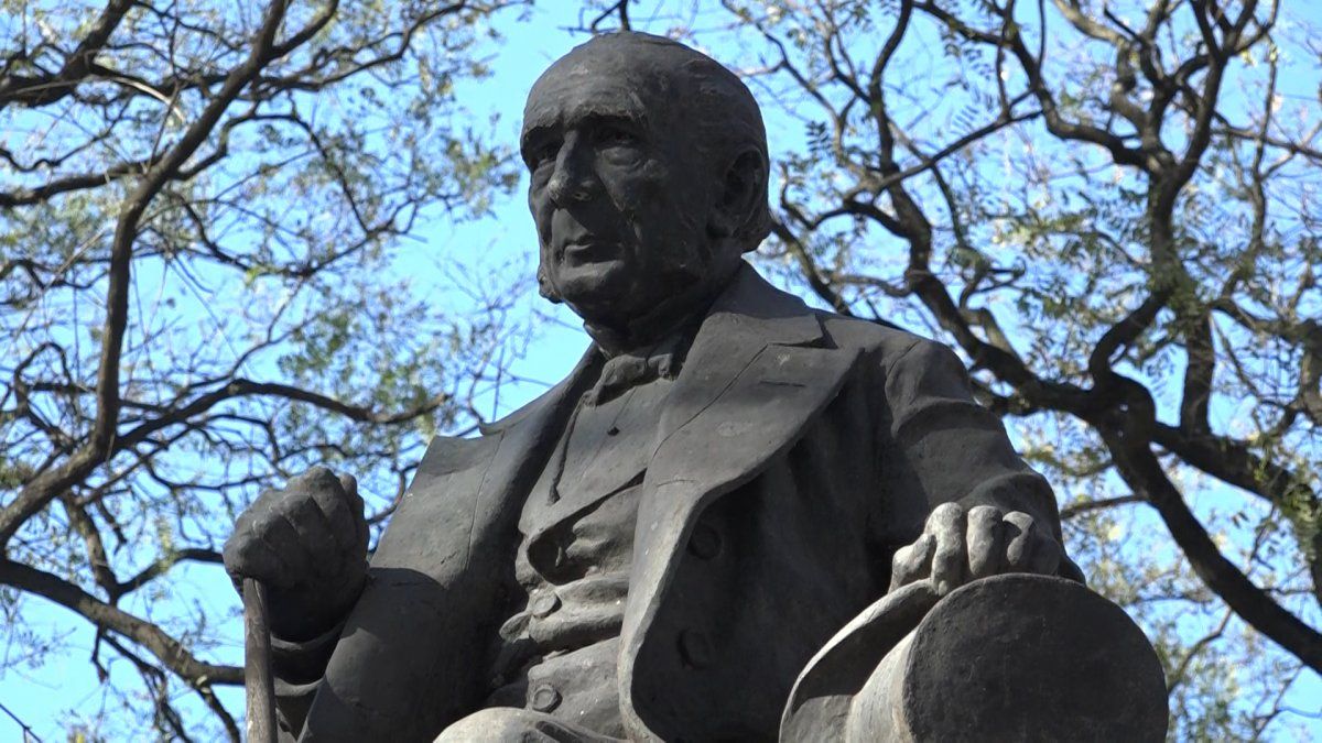 La estatua de Esteban Adrogué.