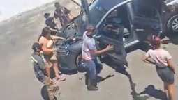 vecinos de lanus desmantelaron un auto robado en plena calle y quedo grabado