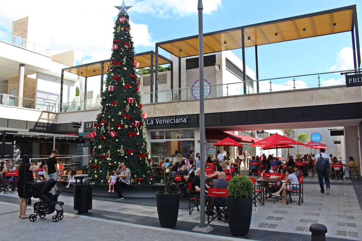 Árbol de Navidad en el centro de Las Lomitas Street, al lado de La Veneciana.