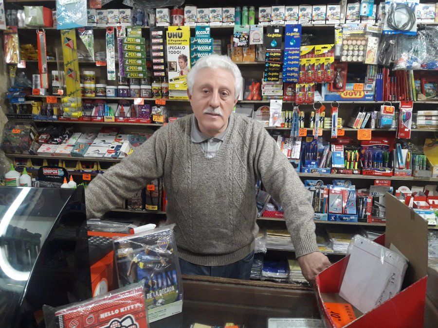 Jorge, dueño actual de la librería Eguiar de Temperley.