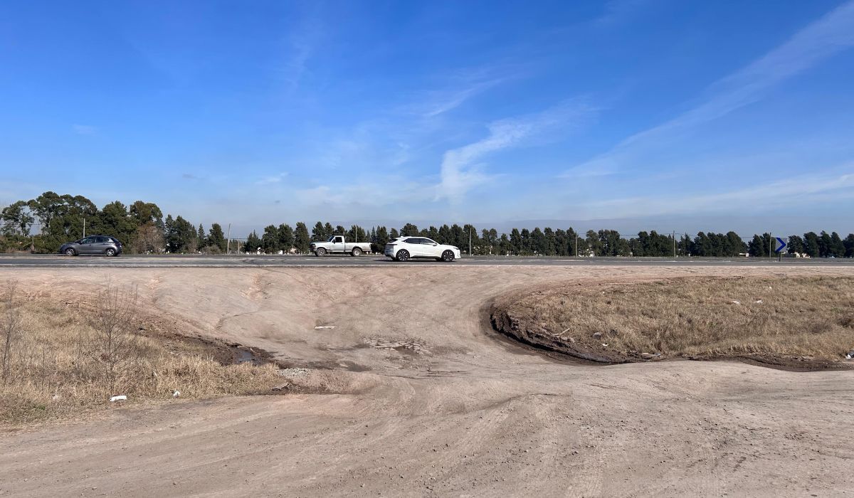As&iacute; era el paso entre la Autopista Presidente Per&oacute;n y la Ruta 52 en Canning antes de que lo taparan.