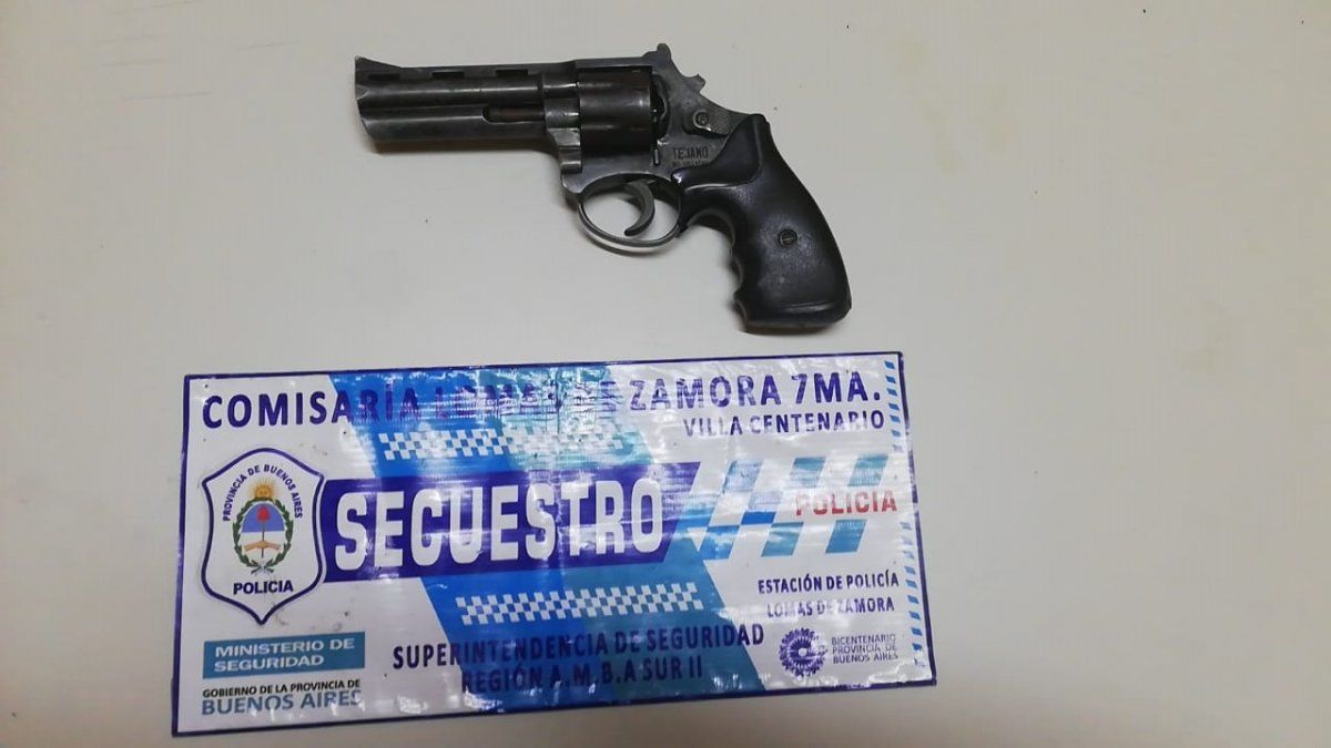 Arma incautada durante el allanamiento en Villa Centenario tras el robo.