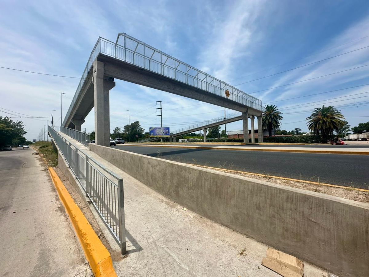 El puente peatonal est&aacute; ubicado en Burzaco, Almirante Brown.