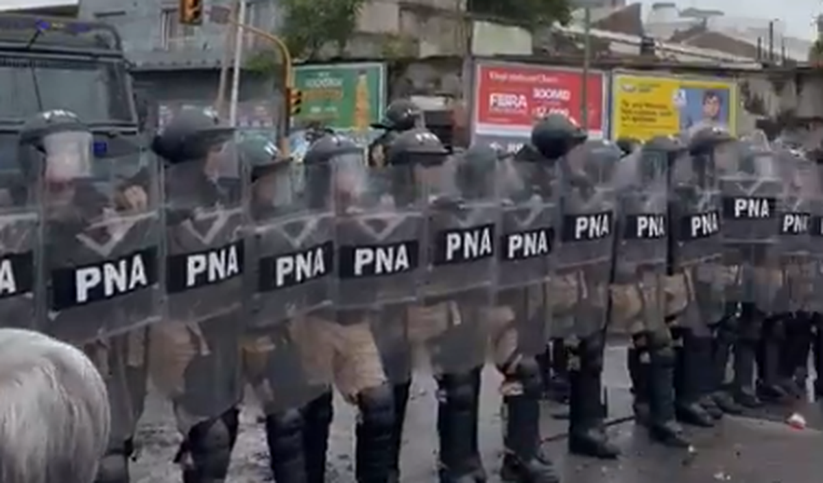 La interrupci&oacute;n del tr&aacute;nsito genera largas demoras y desv&iacute;os obligatorios para automovilistas y colectivos.
