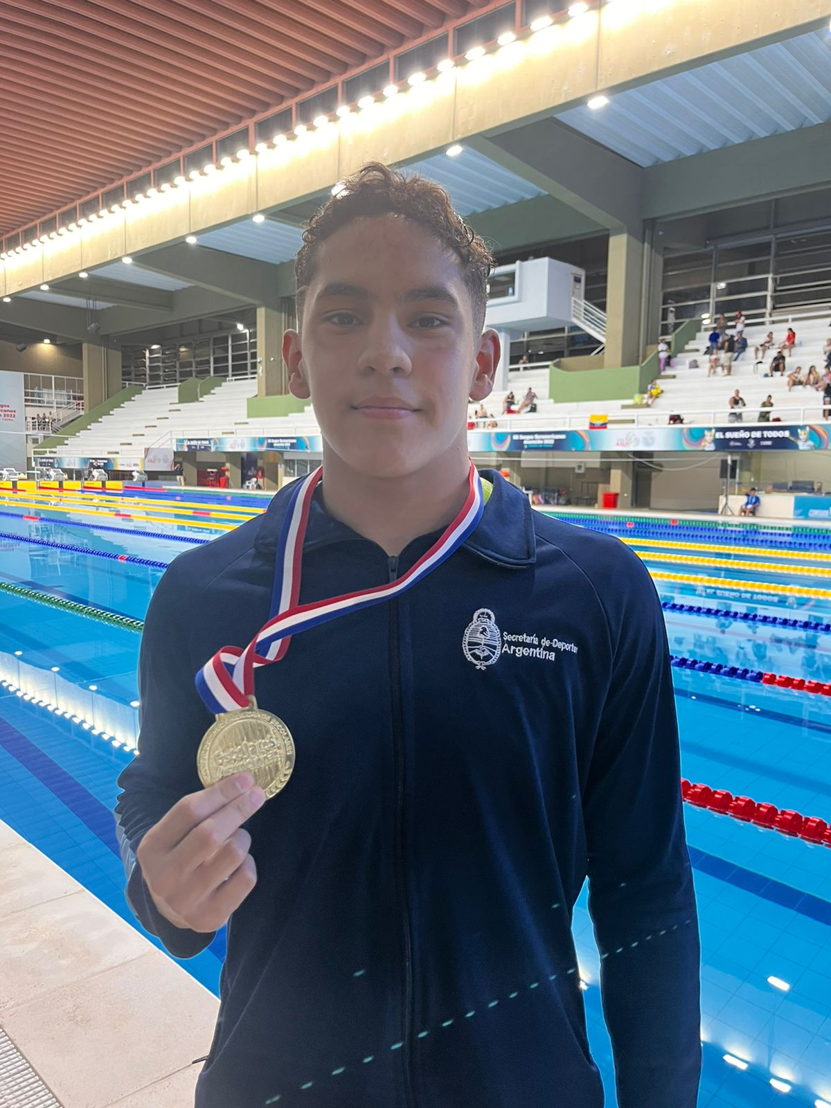 Leonel Silva tiene 14 años y entrena desde los 8 en la pileta Aguas Abiertas del Club Atlético Monte Grande. 
