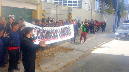 Los trabajadores de la planta de Cerámica Lourdes en Burzaco protestan en CABA