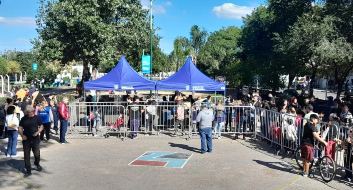 Feria de emprendedoras en Lomas de Zamora, con jornada al aire libre, vacunación y atención del Hospital de Animales en Parque Caaguazú, San José.