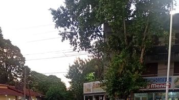 Monte Grande: un auto terminó sobre la dársena tras un accidente