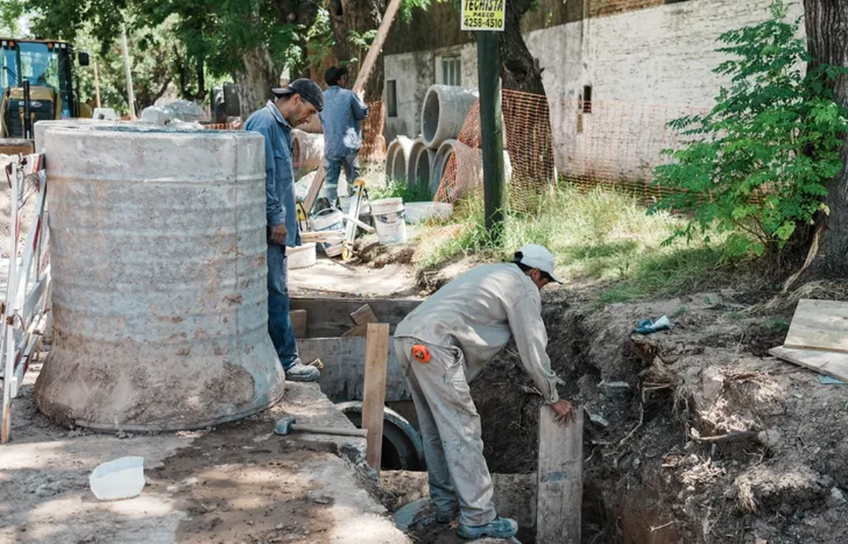 El intendente Federico Otermín recorrió junto a vecinos las obras de desagües pluviales que el Municipio lleva adelante en barrios de Lomas de Zamora para prevenir inundaciones.