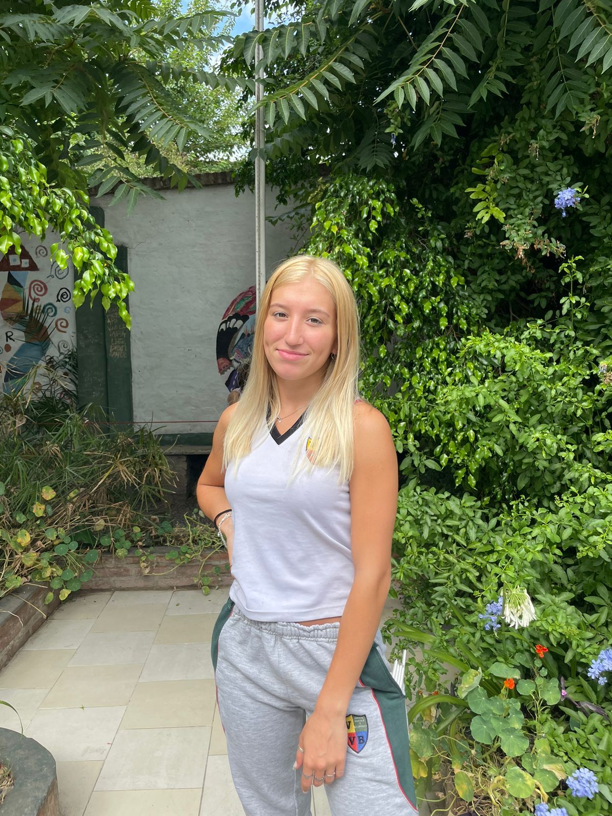 Florencia tiene 18 años y termina la secundaria sin faltas. 