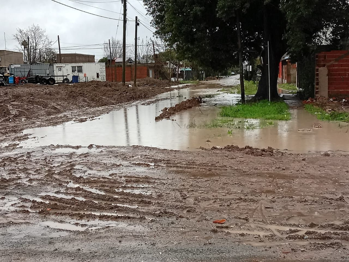 El lodazal en el que se convierte el lugar ante cada lluvia.