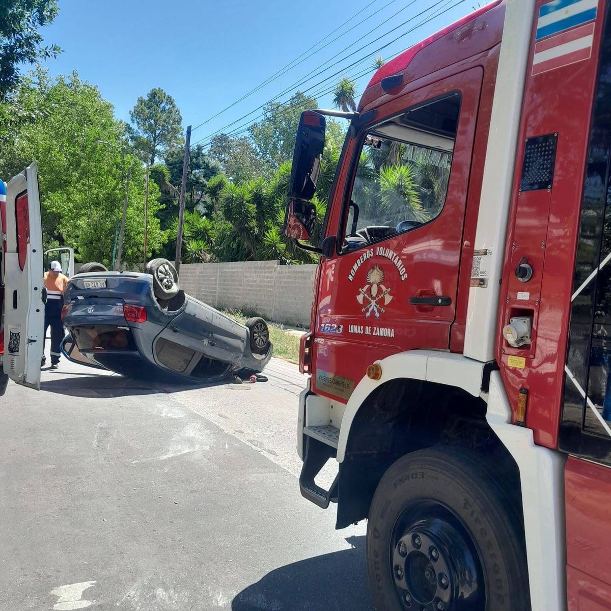 Bomberos Voluntarios de Lomas de Zamora realizaron tareas preventivas tras el vuelco, con control de riesgos y asistencia en el lugar para normalizar la situación en el cruce.