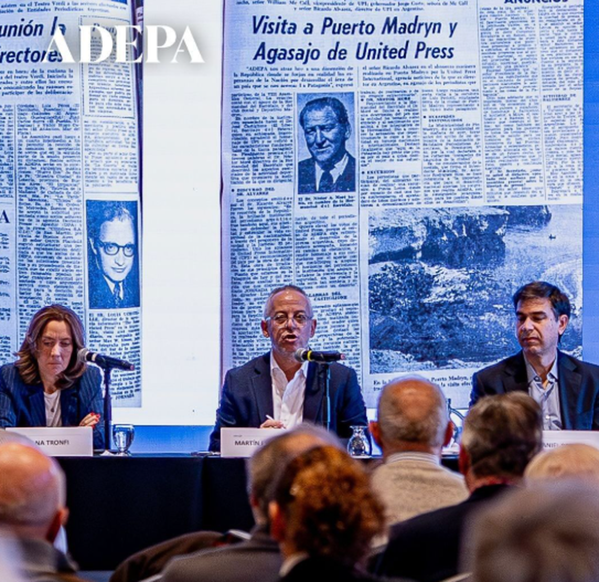 Mart&iacute;n Etchevers, del Grupo Clar&iacute;n, y Daniel Dessein, de La Gaceta de Tucum&aacute;n, en la asamblea de Adepa.