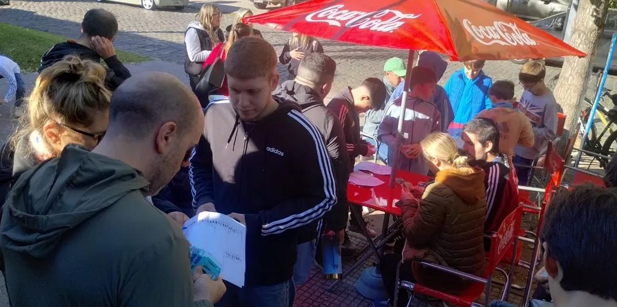 Cada domingo desde las 15, vecinos se reúnen en Alvear Chico Drugstore para intercambiar figuritas repetidas del Mundial.