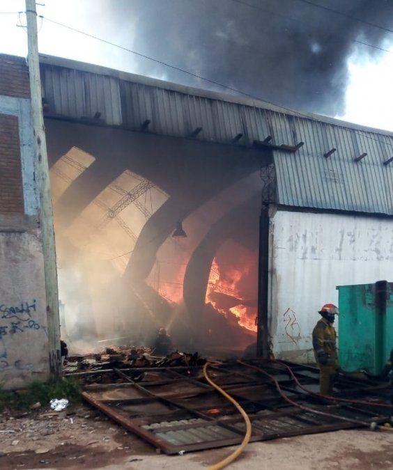 Incendio en un depósito en Olimpo y Camino de Cintura.