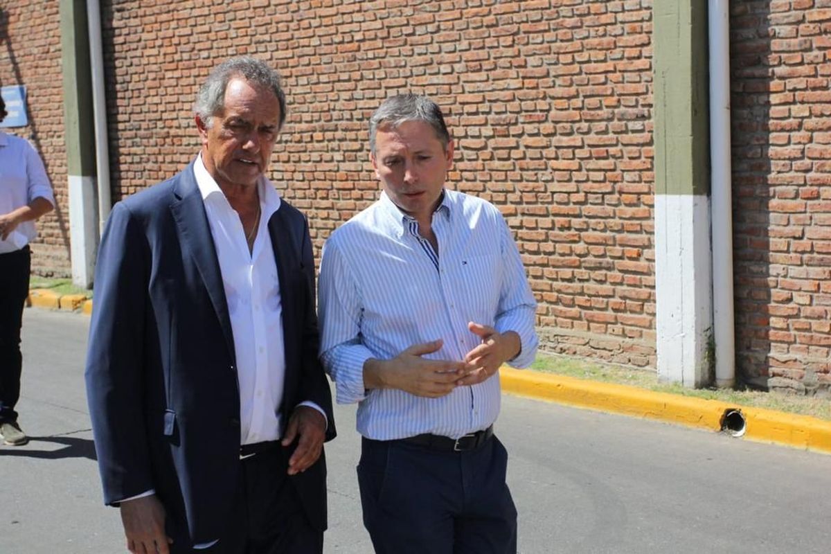 Daniel Scioli y Fernando Gray recorren la fábrica Treves en Esteban Echeverría.