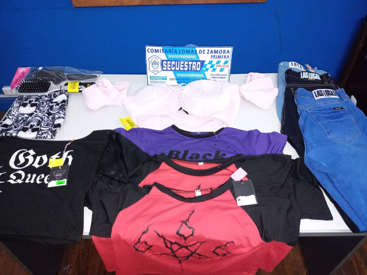 Ropa incautada a las mecheras detenidas tras el robo en Lomas de Zamora.