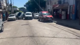 persecucion en la general paz: un ladron murio al escapar de un control y tirotearse con la policia