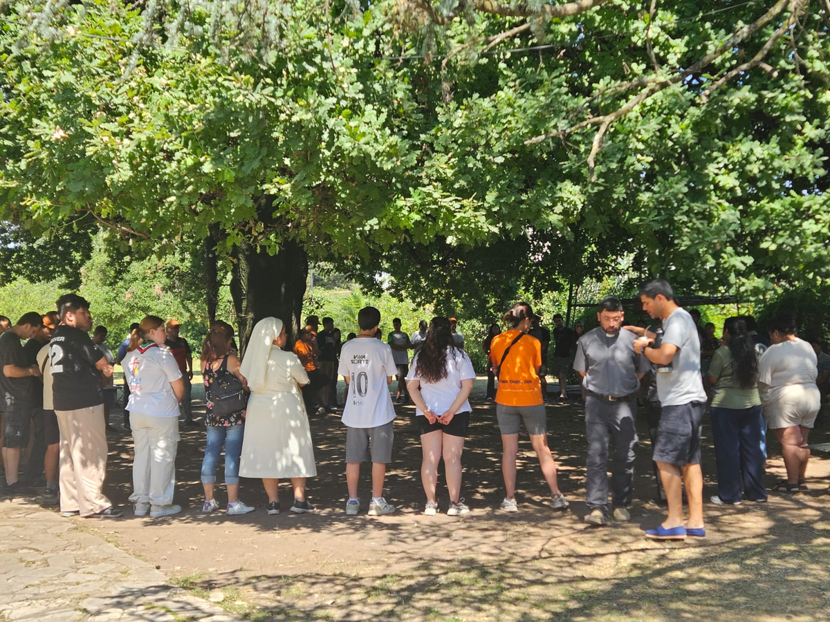 Los misioneros recorrieron los barrios, visitaron hogares y compartieron momentos de oración con las familias.