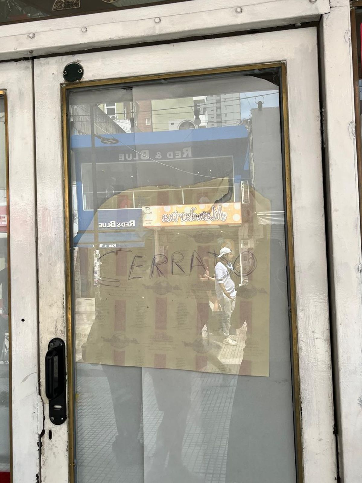 La pizzería La Continental, ubicada en Laprida 267, cerró sus puertas tras años de funcionamiento en el centro de Lomas de Zamora.