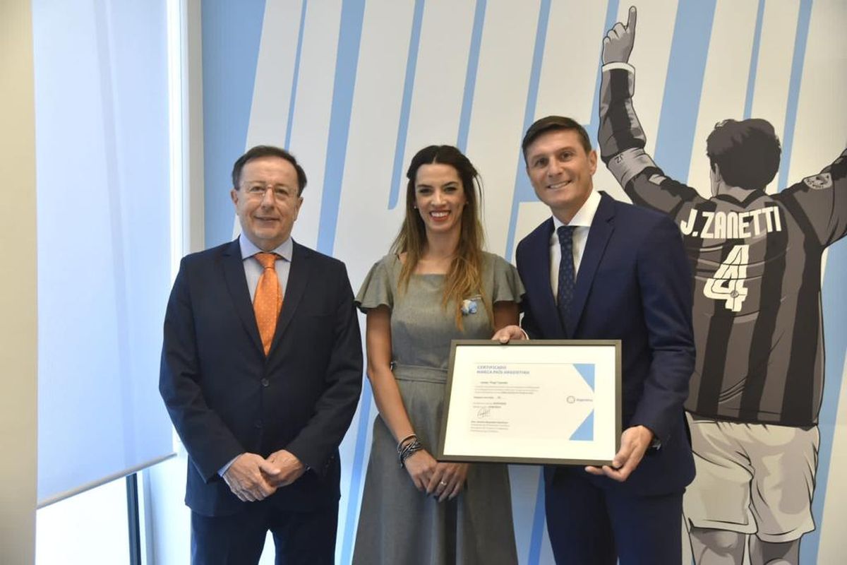 Javier Pupi Zanetti recibió la distinción como embajador de Marca País