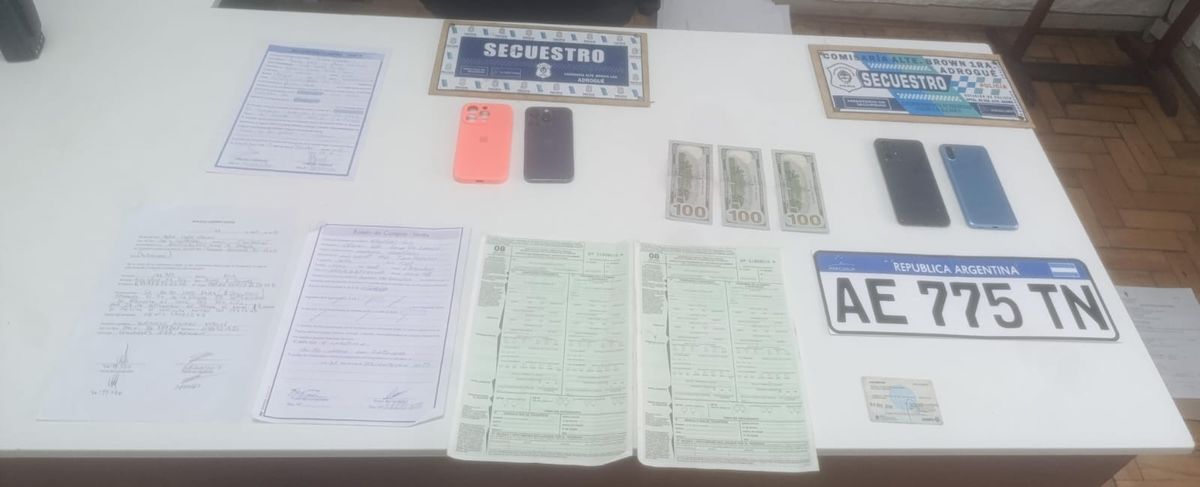 Los papeles incautados tras los procedimientos. Los papeles incautados tras los procedimientos. 