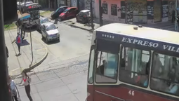 Temperley: denuncian que un colectivo de la línea 266 casi atropella a dos mujeres