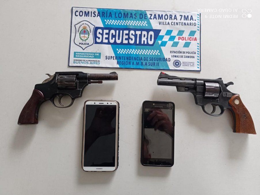 Armas y celulares incautados por policías de Lomas de Zamora tras el robo, la persecución y los allanamientos.