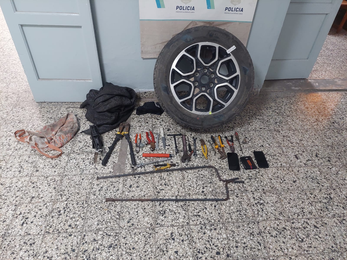 Dos personas fueron detenidas por robar ruedas en San Vicente. 