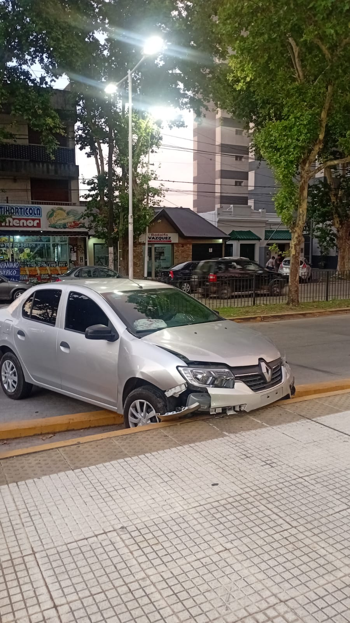 El accidente sucedió en pleno centro de Monte Grande. El accidente sucedió en pleno centro de Monte Grande.