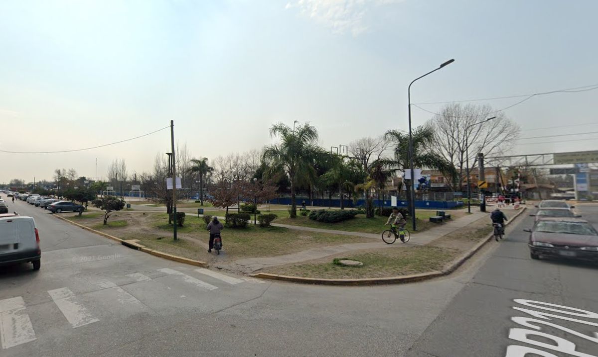Los delincuentes habían dejado la camioneta robada en la calle Aviación, cerca de la estación de Longhcamps.