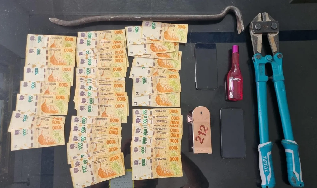 Algunos de los elementos incautados de los allanamientos realizados en Lomas de Zamora.