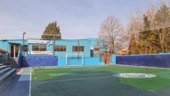 Unidos por el techo: la campaña de El Fogón de José Mármol para techar su cancha de fútbol