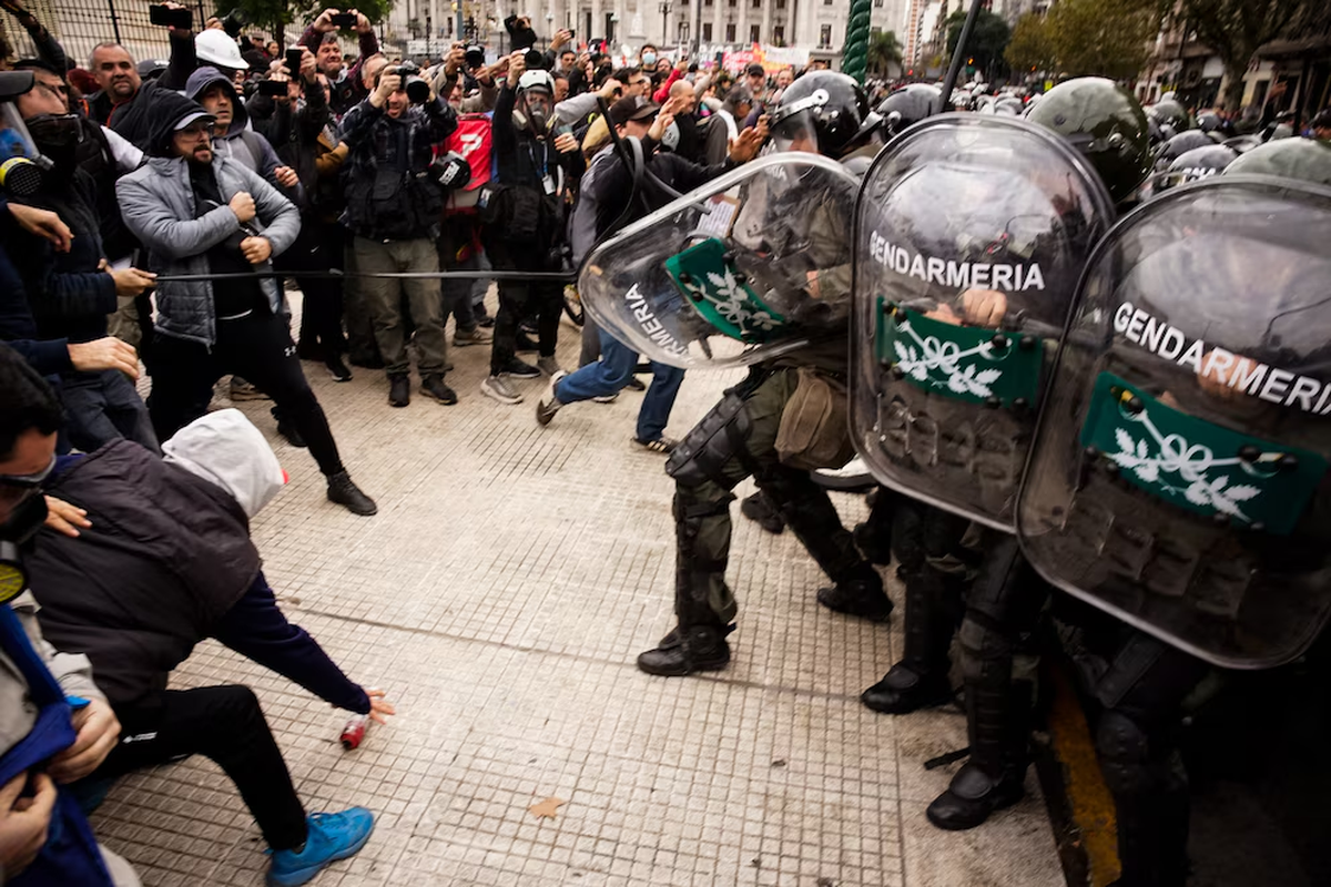 Incidentes entre manifestantes y la Policía en la Marcha de los Jubilados. 