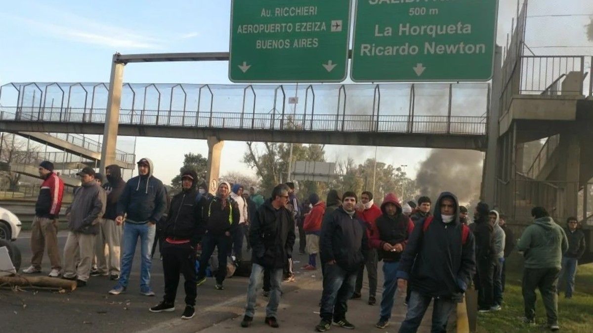 Empleados de Cresta Roja cortan el tránsito en la autopista Jorge Newbery