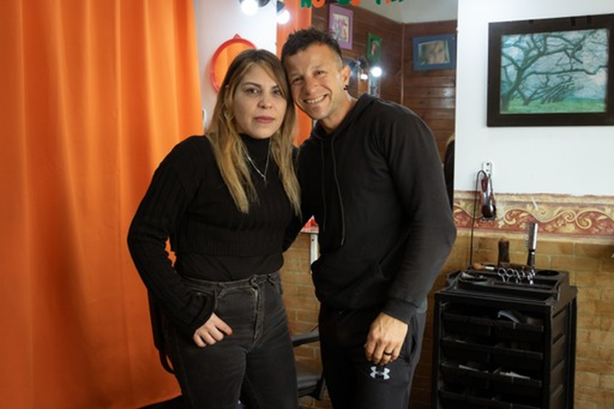 Verónica junto a su amigo Roger.