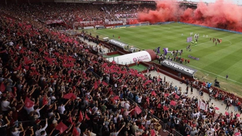 Descubrieron una infidelidad en la cancha de Lanús: Lo cagaron a piñas