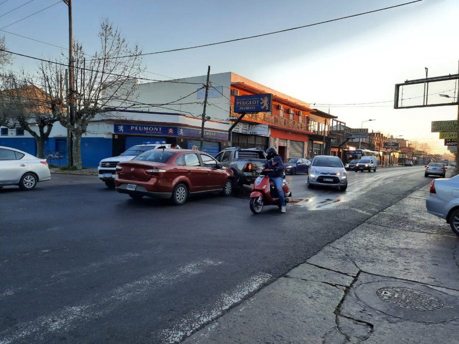 El accidente de tránsito se produjo en la esquina de Enrique Santamarina y Alejo Ortega.