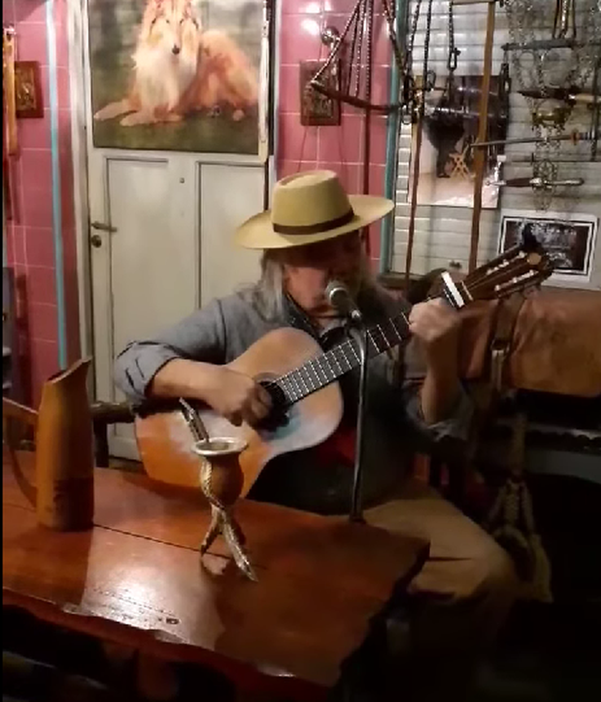 Eterno: el Pampa Novo tocando la guitarra en su casa de Monte Grande.