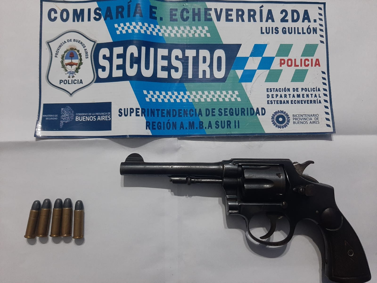 Los delincuentes llevaban un revólver calibre 38 con 5 municiones.
