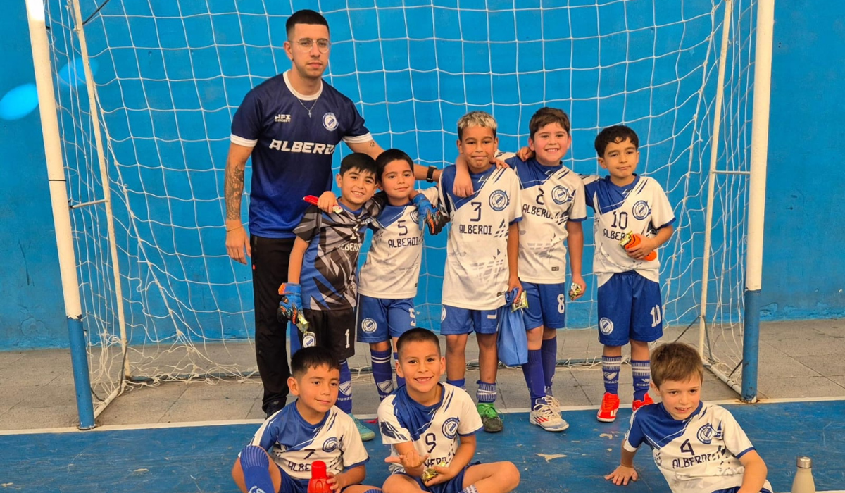 Categoría 2017 de Alberdi, que venció 5-0 a Deportivo Glew en condición de local.