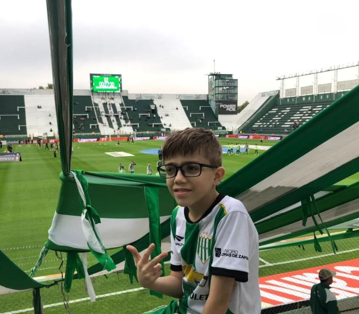 Ciro en el estadio del Club Atlético Banfield, en el marco de la campaña solidaria impulsada por la Subcomisión de Discapacidad para acompañar su tratamiento.