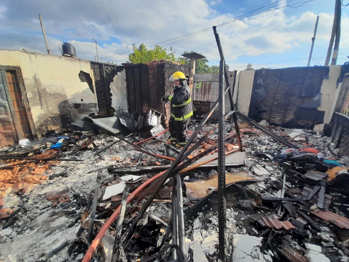 Canning: enorme incendio destruy&oacute; una casa