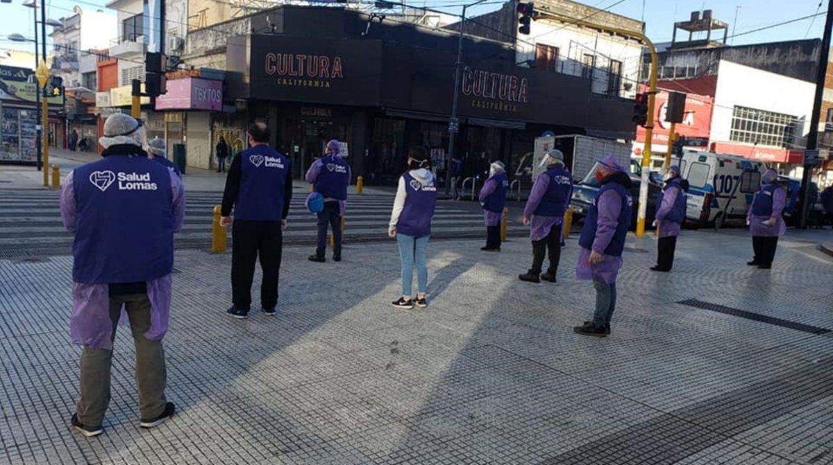 Operativo sanitario para prevenir el coronavirus en la peatonal Laprida, en Lomas de Zamora.