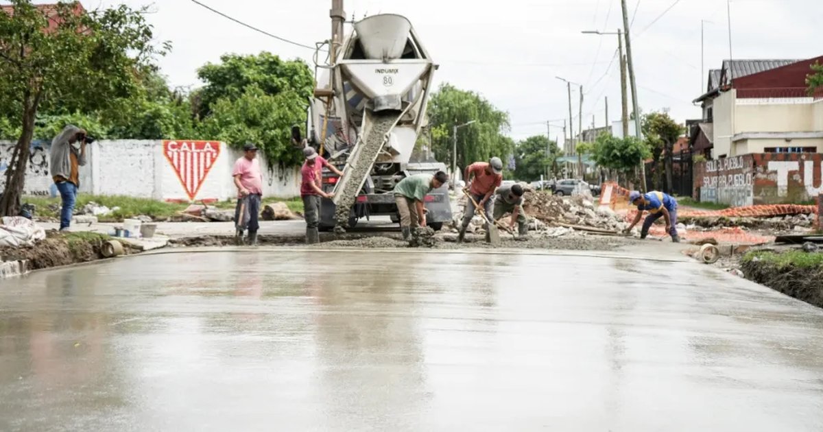 Los trabajos de bacheo y repavimentación se extienden por distintos barrios de Lomas. 