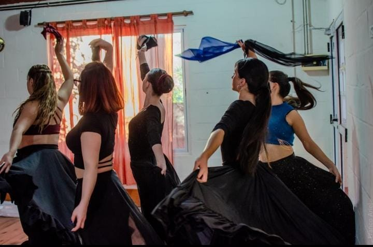 Otro de los grupos de bailarinas de Esteban Echeverría.