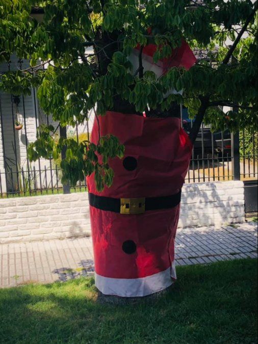 Árbol decorado con ropa de Papá Noel en Turdera.