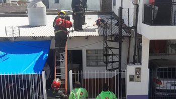 Susto en Claypole por un hombre que cayó sobre el techo de una casa: fue rescatado por Bomberos